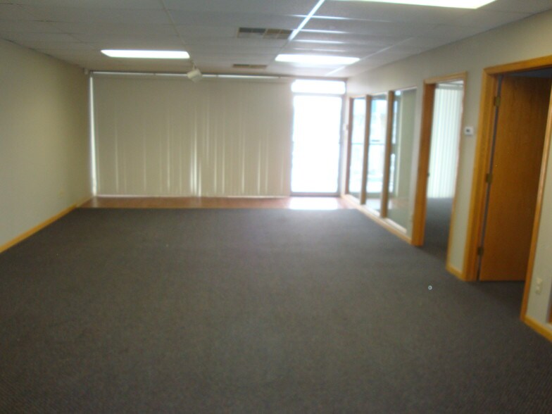 More Photos Of 4214 Fleur Dr, Des Moines General Retail For Lease