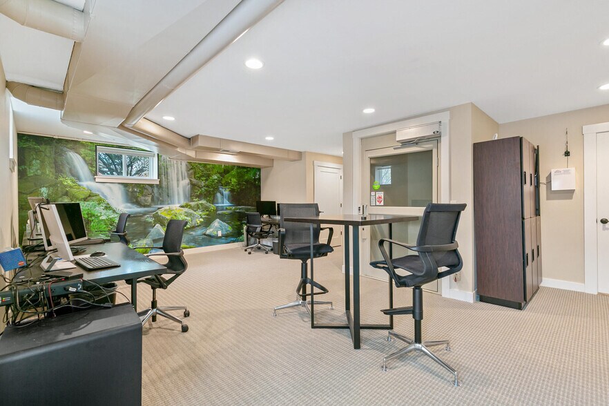 More Photos Of 1890 W Littleton Blvd, Littleton Office For Sale