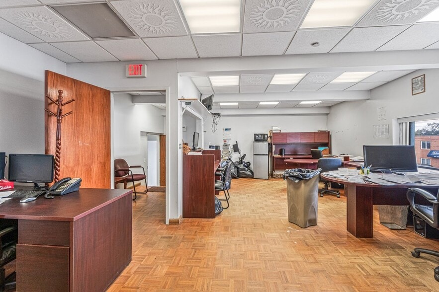 More Photos Of 75 Windsor Ave, Mineola Warehouse For Sale