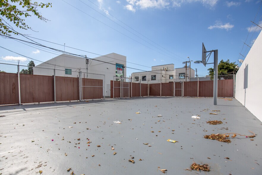 More Photos Of 700 N Fairfax Ave, Los Angeles Storefront For Lease