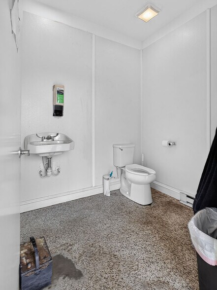 More Photos Of 17593 Nassau Commons Blvd, Lewes Flex For Sale