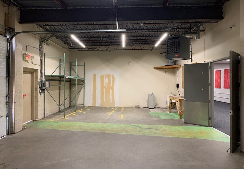 More Photos Of 4016 Main St, Bridgeport Freestanding For Lease