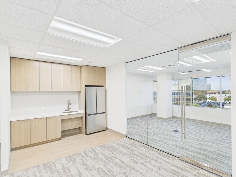 More Photos Of 1420 W Mockingbird Ln, Dallas Office For Lease