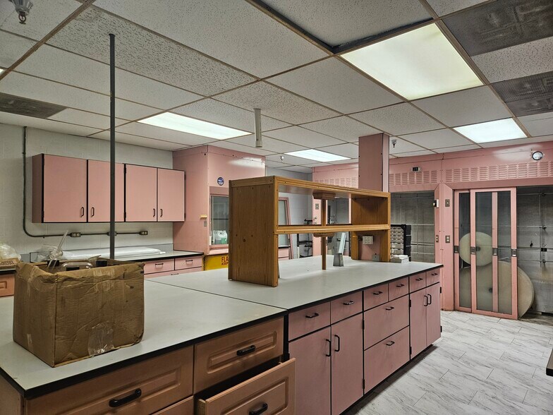 More Photos Of 1406-1414 E Pine St, Midland Warehouse For Lease