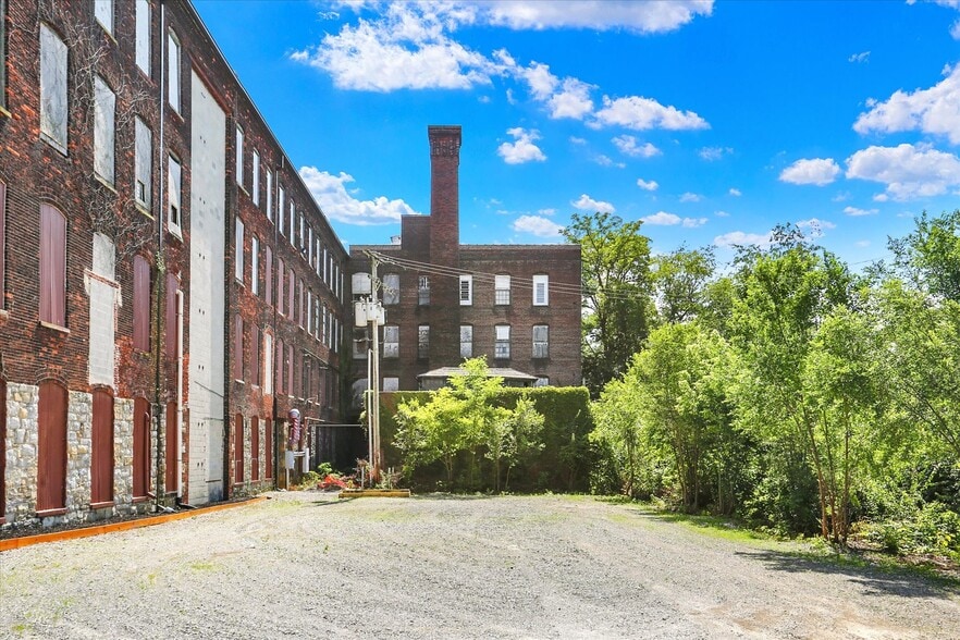 More Photos Of 701 E Hay St, York Warehouse For Lease