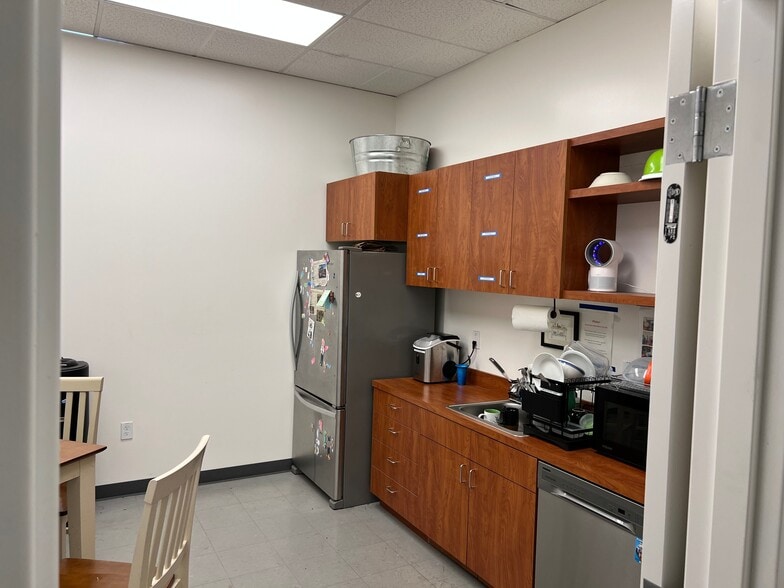 More Photos Of 2483-2495 Washington Ave, San Leandro Light Manufacturing For Lease