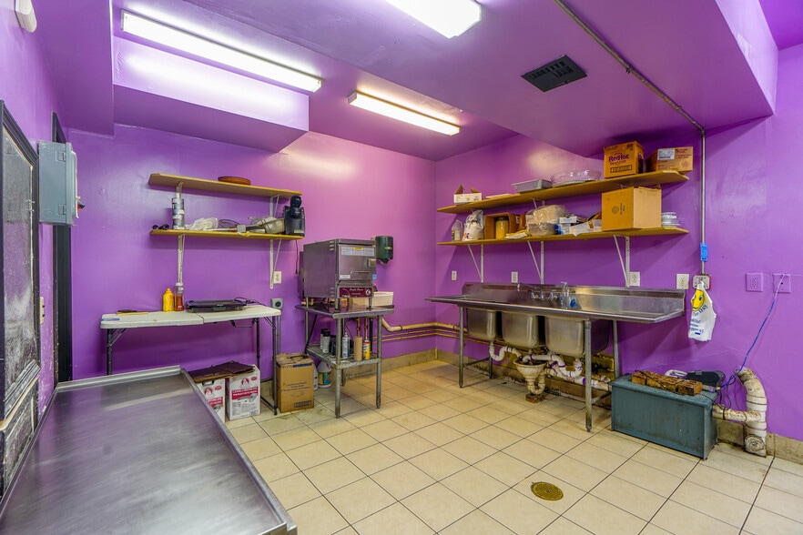 More Photos Of 615 Orange St, Newark Freestanding For Sale