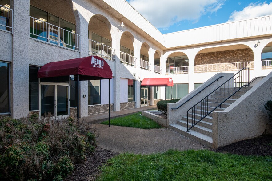 More Photos Of 500 W Main St, Hendersonville Freestanding For Lease