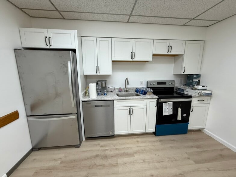 More Photos Of 9110 Edgeworth Dr, Capitol Heights Warehouse For Lease