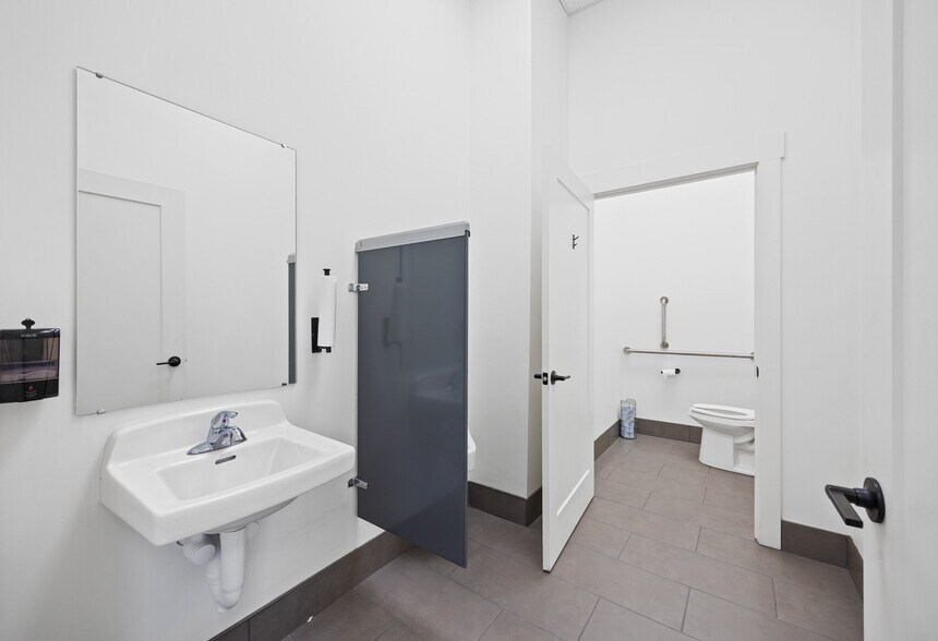 More Photos Of 227 Pearl St, New Albany Office For Lease