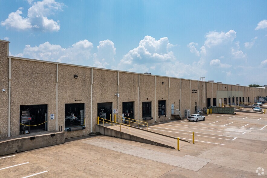 More Photos Of 2740-2760 Regency Dr, Grand Prairie Warehouse For Lease