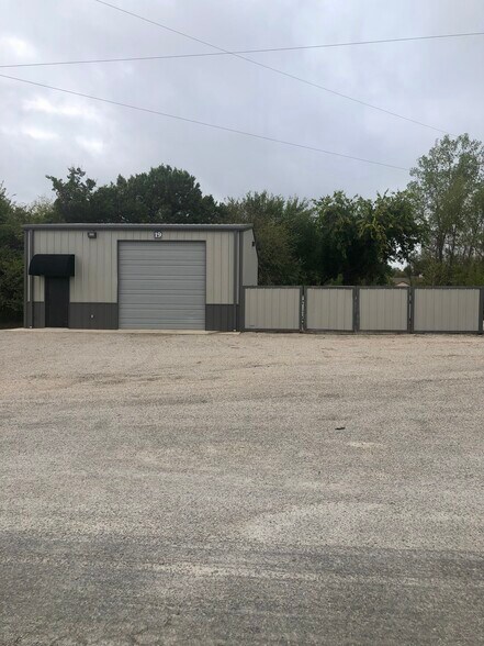 More Photos Of 1011 Upper Denton Rd, Weatherford Warehouse For Lease