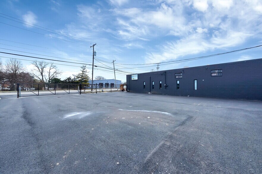 More Photos Of 787 Harmon Ave, Columbus Warehouse For Lease