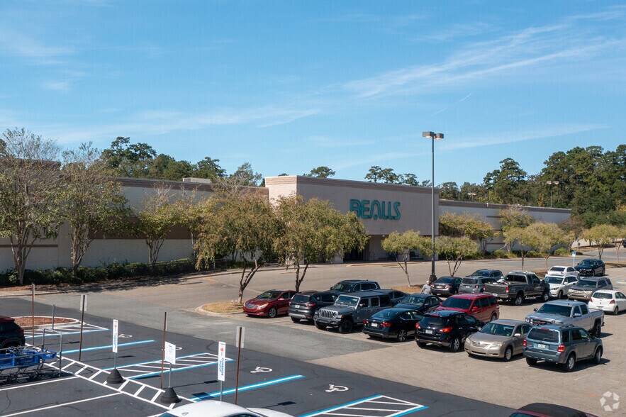 More Photos Of 3240 Capital Cir NE, Tallahassee General Retail For Lease