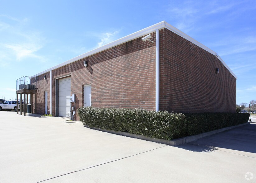 More Photos Of 118 6th St N, Texas City Showroom For Sale