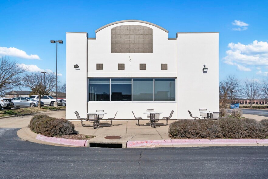 More Photos Of 7420 W Sunset Ave, Springdale Restaurant For Lease