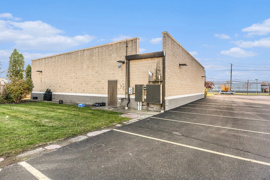 More Photos Of 3909 E 14 Mile Rd, Sterling Heights General Retail For Sale