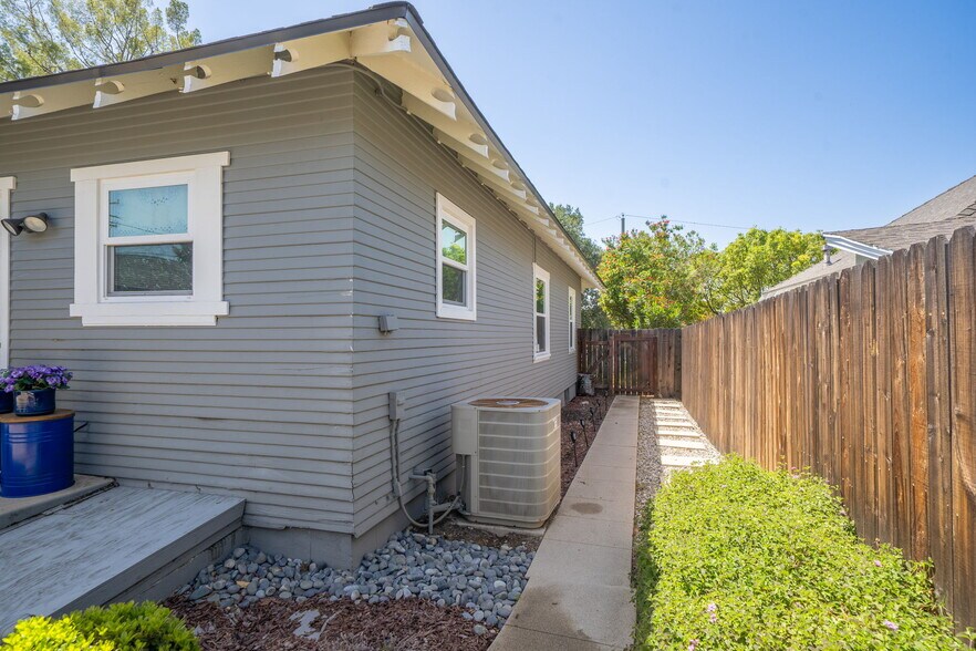 More Photos Of 124 N Vista Bonita Ave, Glendora Apartments For Sale