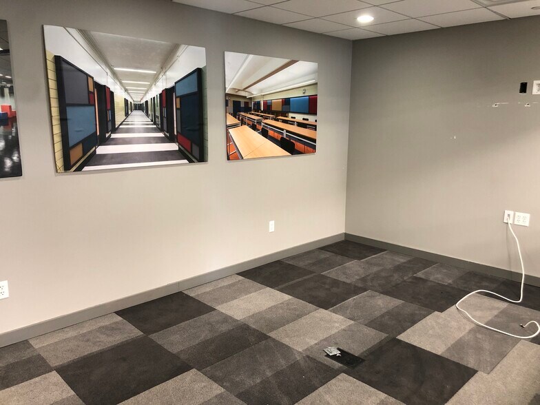 More Photos Of 1670 Old Country Rd, Plainview Office For Lease