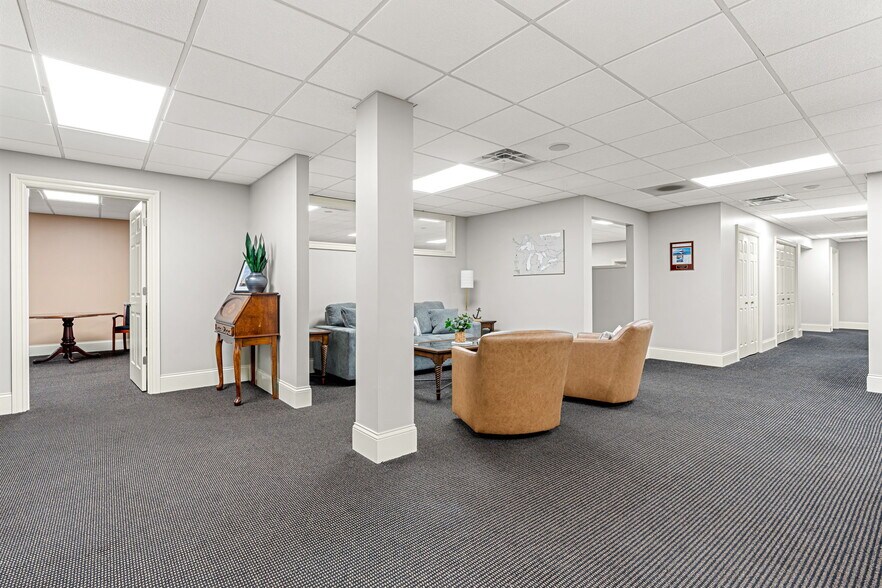 More Photos Of 222 Pearl St, New Albany Office Residential For Lease