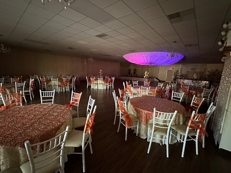 More Photos Of 3900 Davis St W, Dallas Flex For Sale