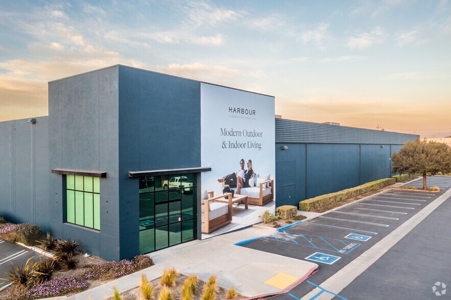 More Photos Of 18060 Euclid St, Fountain Valley Showroom For Sale