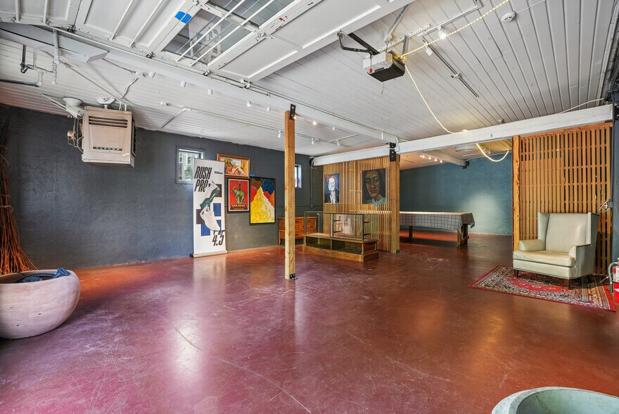 More Photos Of 1114 SE Clay St, Portland Freestanding For Sale