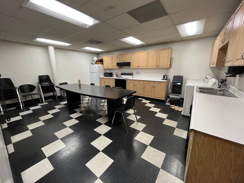 More Photos Of 337 S Anderson St, Los Angeles Manufacturing For Lease
