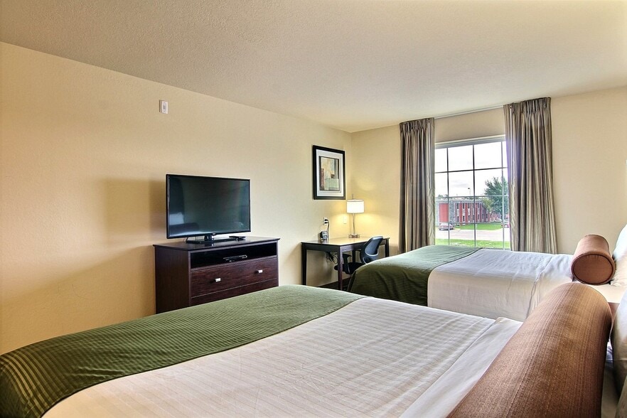 More Photos Of 2304 Sahlstrom Dr, Crookston Hotel For Sale