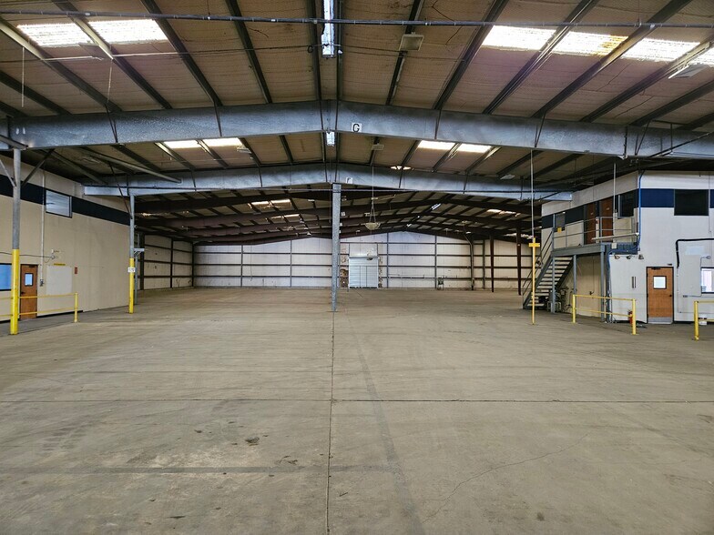 More Photos Of 13700-13812 US Highway 90 W, San Antonio Warehouse For Sale