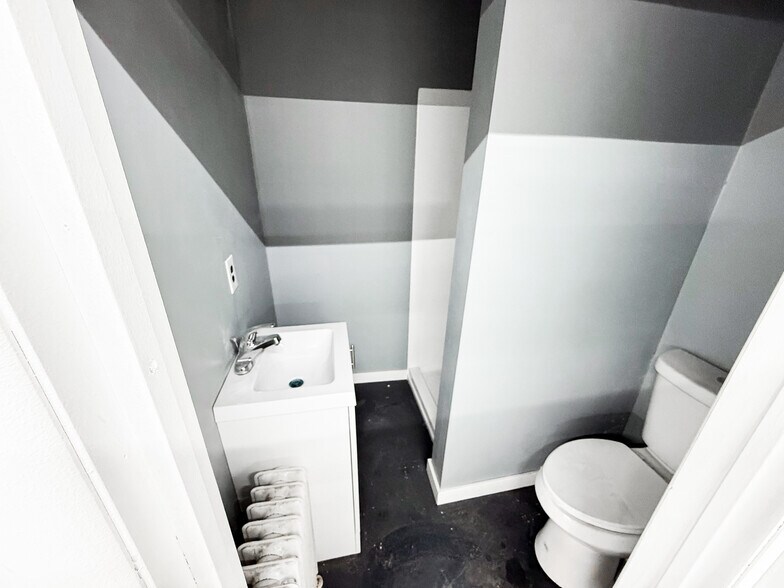 More Photos Of 200 Cooper St, Beverly Distribution For Sale