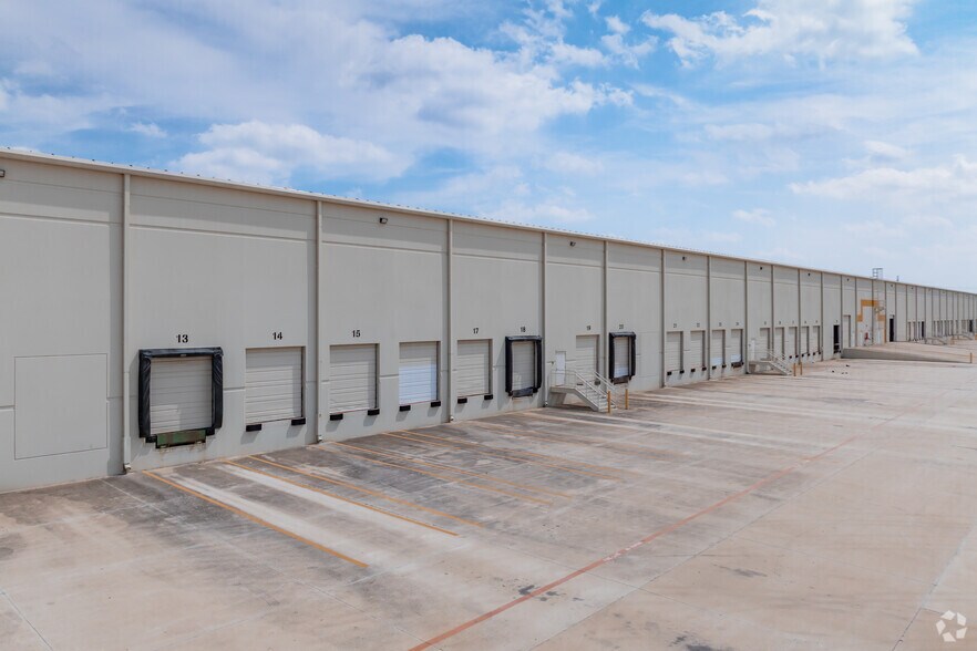 More Photos Of 302 Tayman St, San Antonio Distribution For Lease