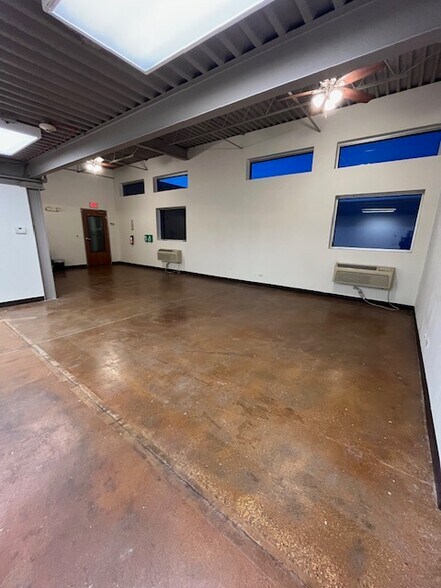 More Photos Of 1630 Old Deerfield Rd, Highland Park Warehouse For Lease
