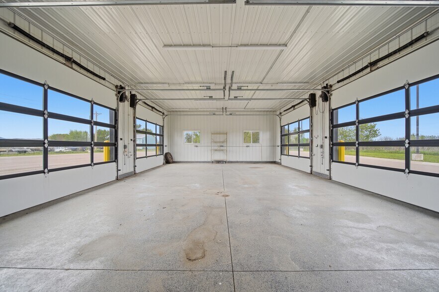 More Photos Of 1010 S 7th St, Rochelle Flex For Sale