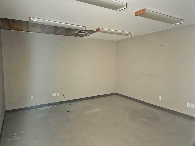 More Photos Of 1065 Muller Pky, Westwego Office For Sale