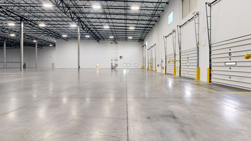 More Photos Of 198 Commercial Blvd, Blakeslee Warehouse For Lease