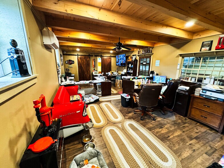 More Photos Of 4 Nora Ln, Pomfret Warehouse For Sale