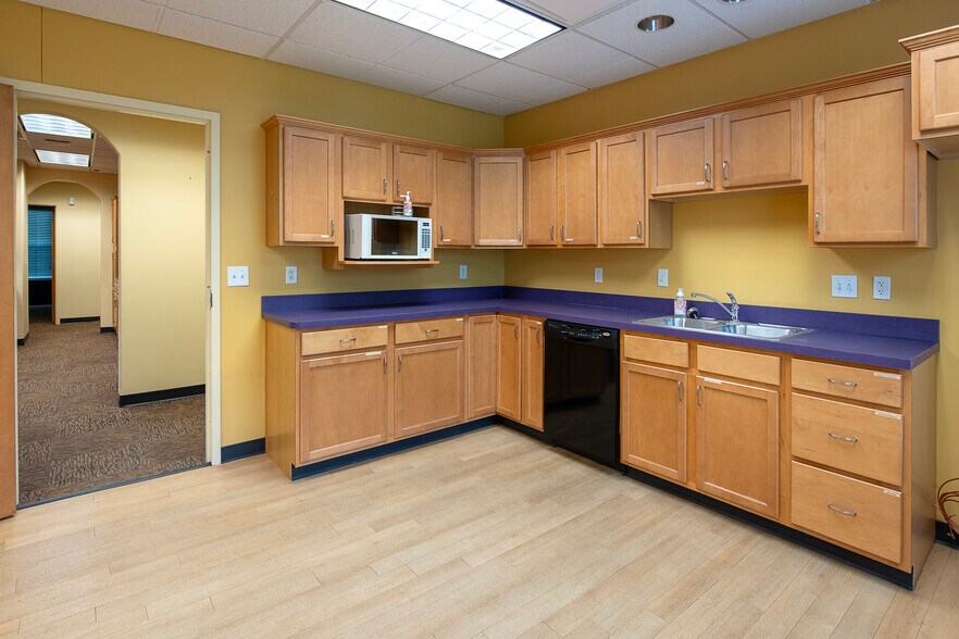 More Photos Of 387 Golfview Ln, Highland Heights Office For Lease