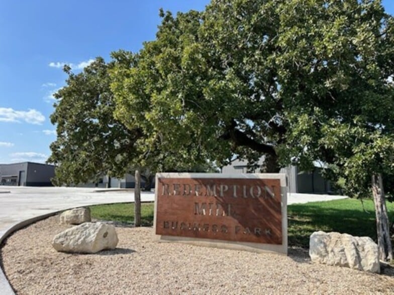 More Photos Of 606 Mill Run, Kerrville Warehouse For Lease