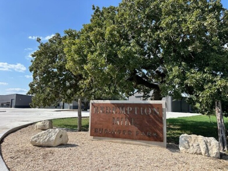 More Photos Of 606 Mill Run, Kerrville Warehouse For Lease