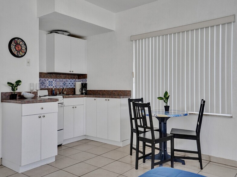 More Photos Of 326 Coolidge St, Hollywood Hotel For Sale