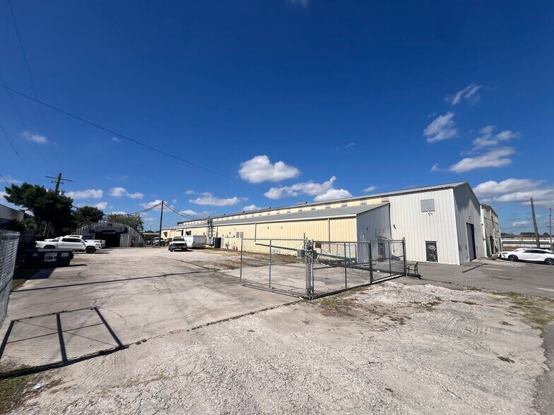 More Photos Of 5705 E Hanna Ave, Tampa Warehouse For Lease