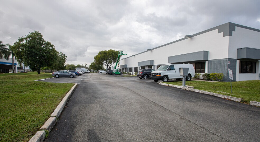 More Photos Of 3555-3569 NW 53rd Ct, Fort Lauderdale Unknown For Lease