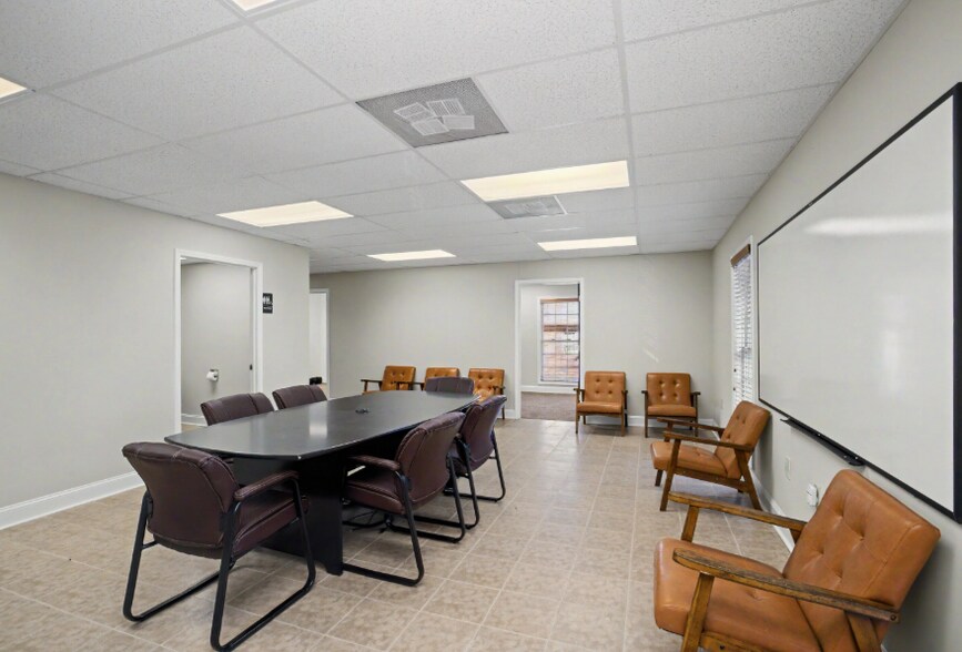 More Photos Of 139A W Ellis Rd, Griffin Loft Creative Space For Sale