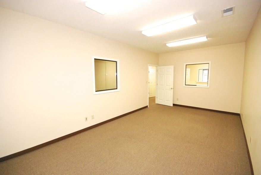 More Photos Of 2021-2027 Greystone Sq, Jackson Office For Lease