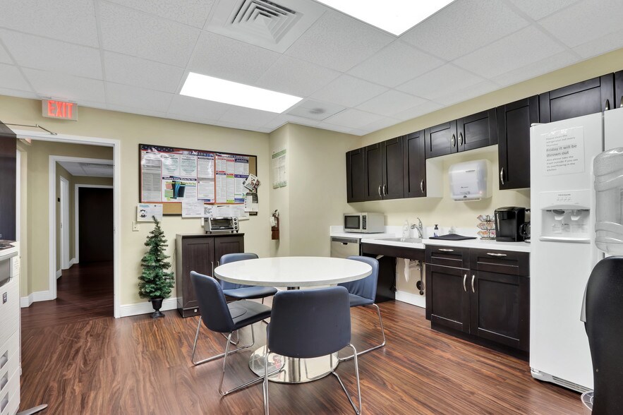 More Photos Of 731 N US Highway 1, Tequesta Medical For Sale