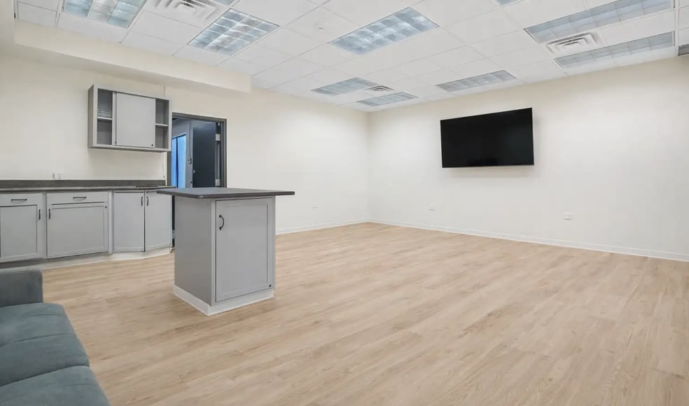 More Photos Of 837 Mannheim Rd, Bellwood Showroom For Sale