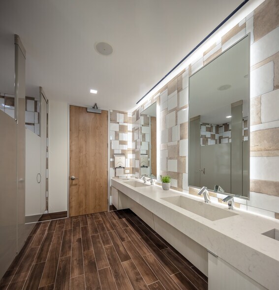 More Photos Of 5444 Westheimer Rd, Houston Office For Lease