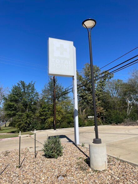 More Photos Of 2826 S Henderson Blvd, Kilgore Freestanding For Lease