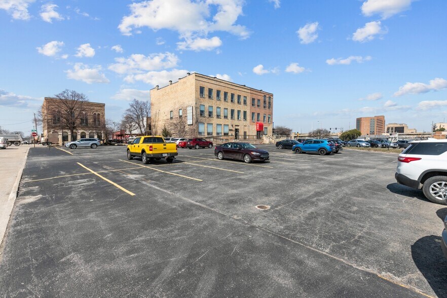 More Photos Of 600 S Main St, Oshkosh Office For Lease